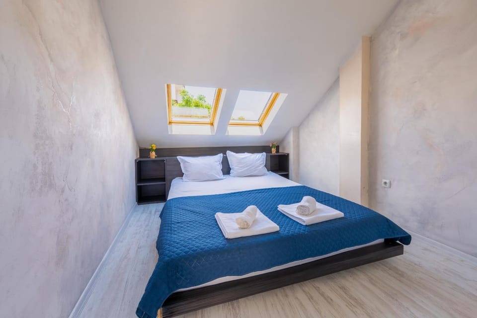 Bed, Bedroom, towels