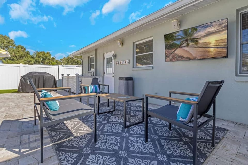 New Villa Heated Pool with Tanning Shelf 4 Min to Beach House in Largo