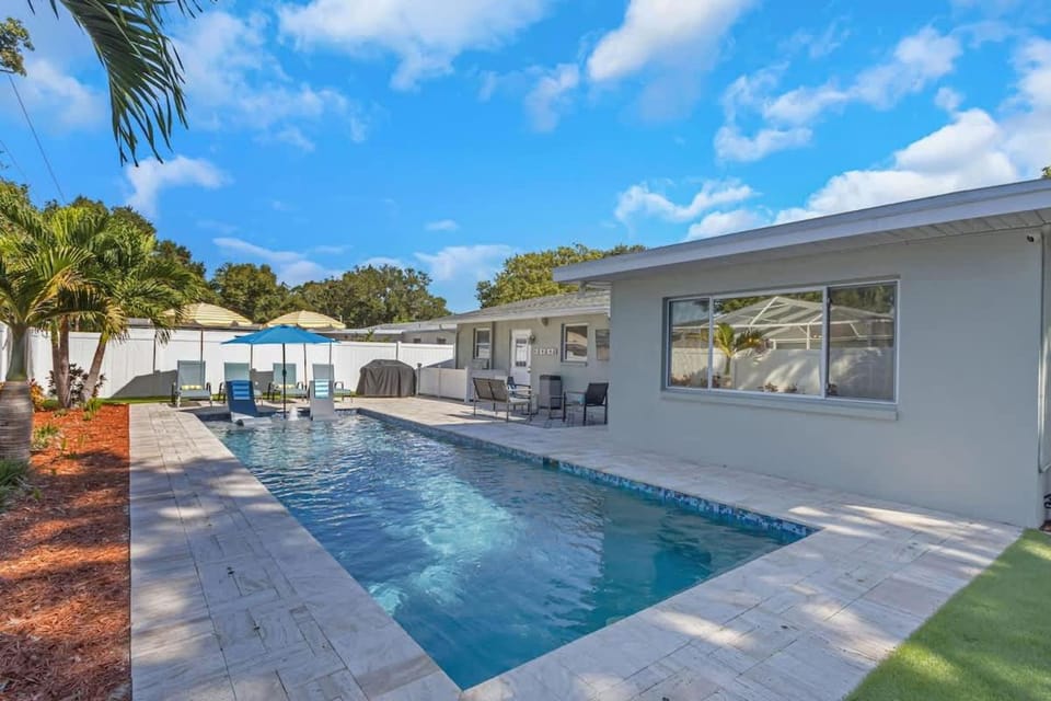 New Villa Heated Pool with Tanning Shelf 4 Min to Beach House in Largo