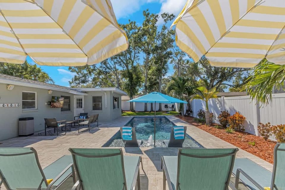 New Villa Heated Pool with Tanning Shelf 4 Min to Beach House in Largo