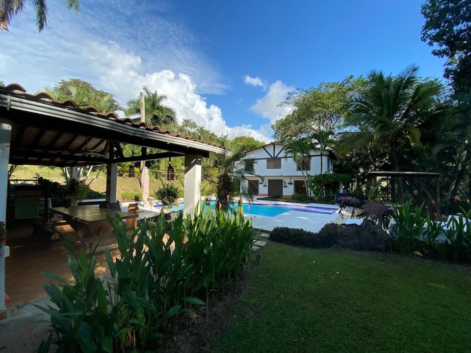 Hermosa finca familiar con piscina y naturaleza! Apartment in Antioquia