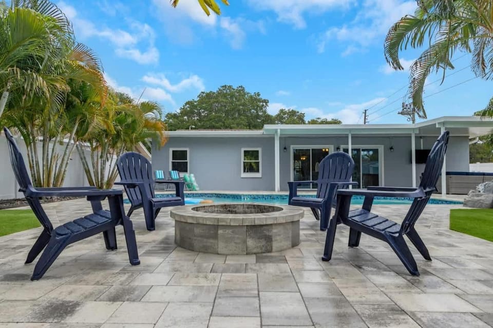Villa with Heated Pool Fire Pit Trails 4 min to Beach Villa in Seminole
