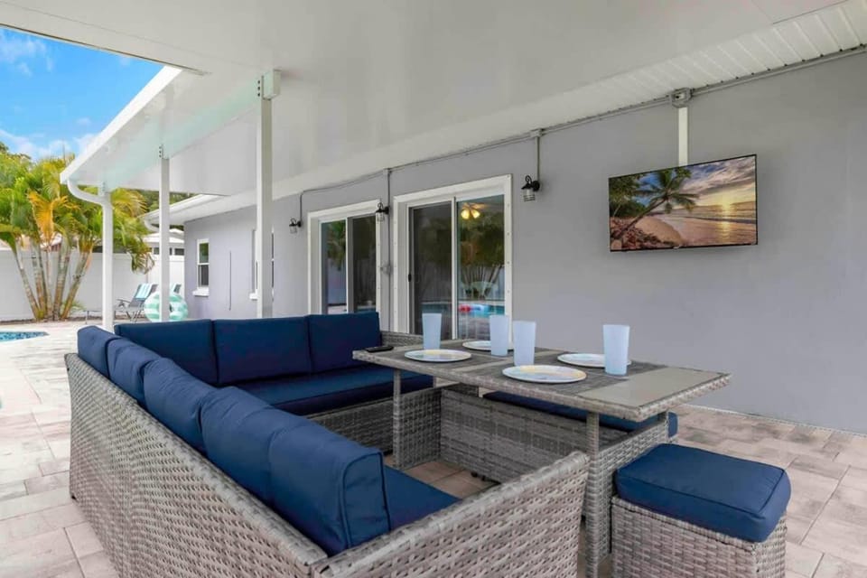 Villa with Heated Pool Fire Pit Trails 4 min to Beach Villa in Seminole
