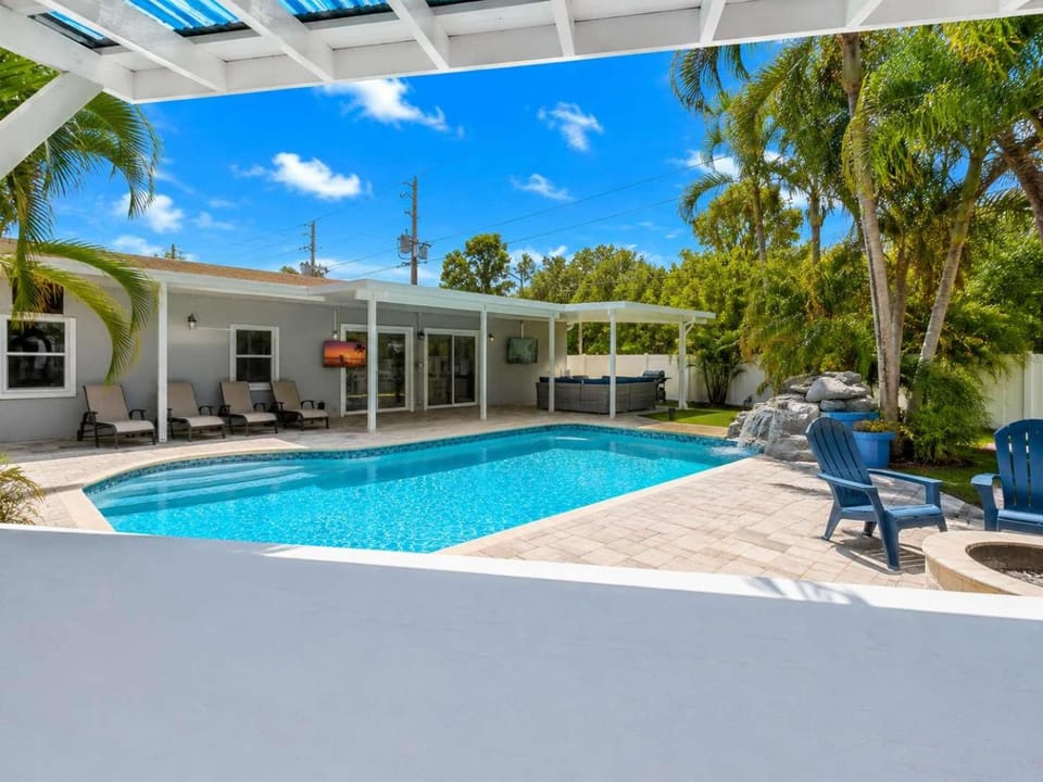 Villa with Heated Pool Fire Pit Trails 4 min to Beach Villa in Seminole