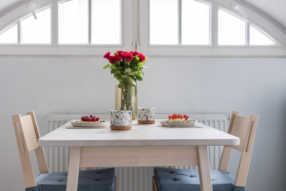 Living room, Food and drinks, Seating area, Dining area, Food