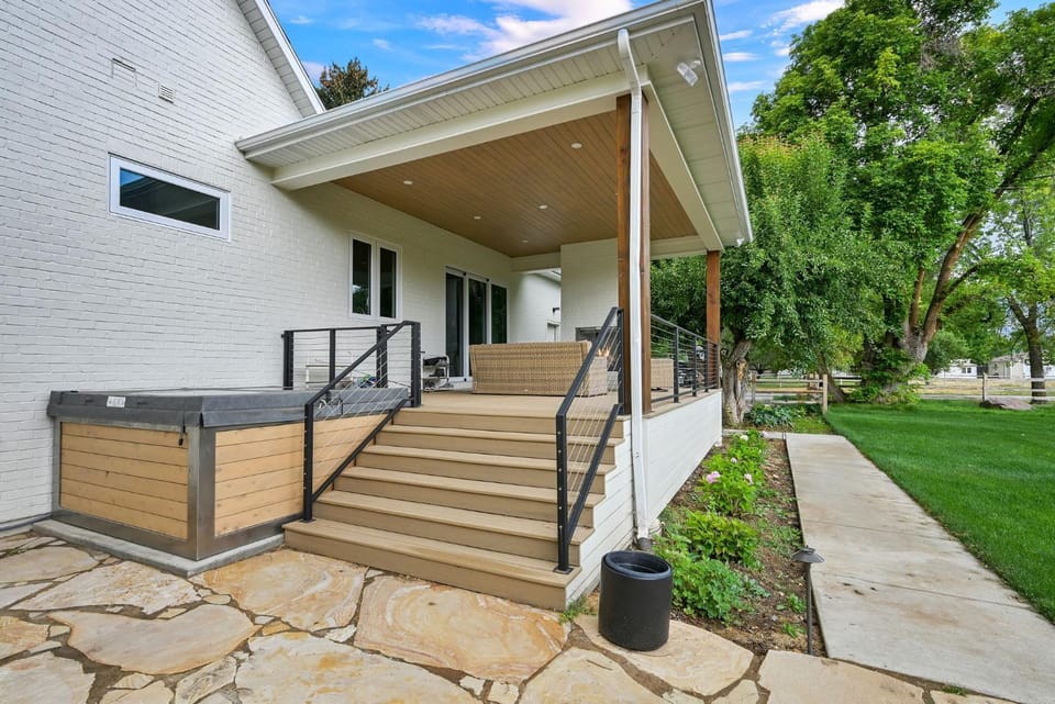 Luxurious Lake-View Retreat in Historic Old Huntsville Spa Sauna Hot Tub Heated Driveway House in Huntsville