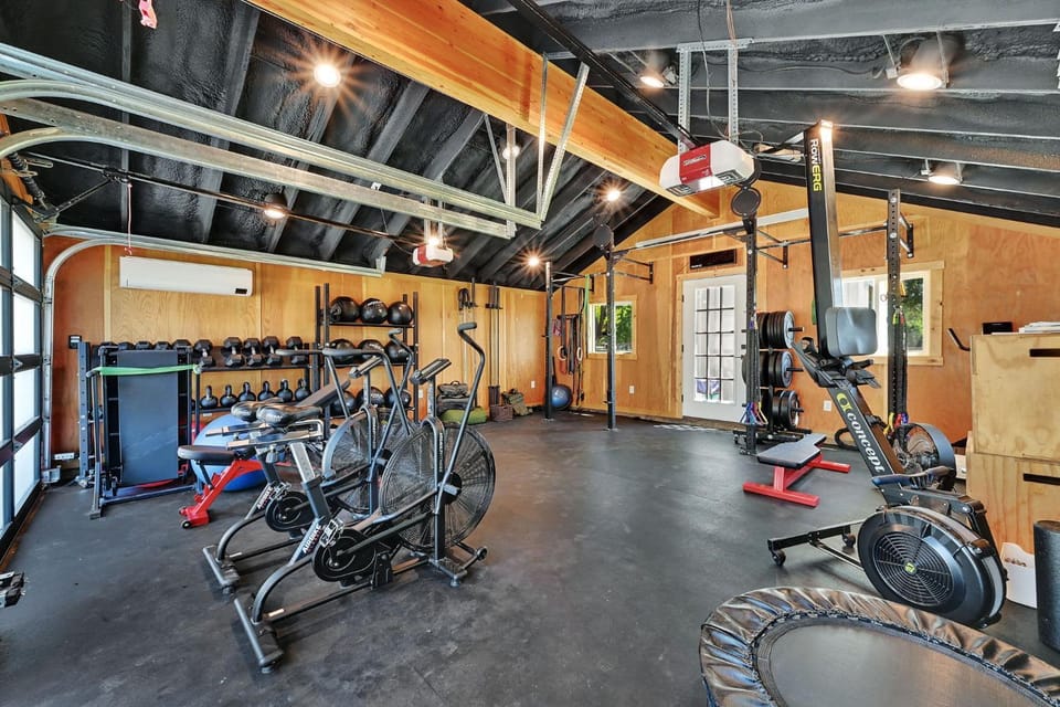 Luxurious Lake-View Retreat in Historic Old Huntsville Spa Sauna Hot Tub Heated Driveway House in Huntsville