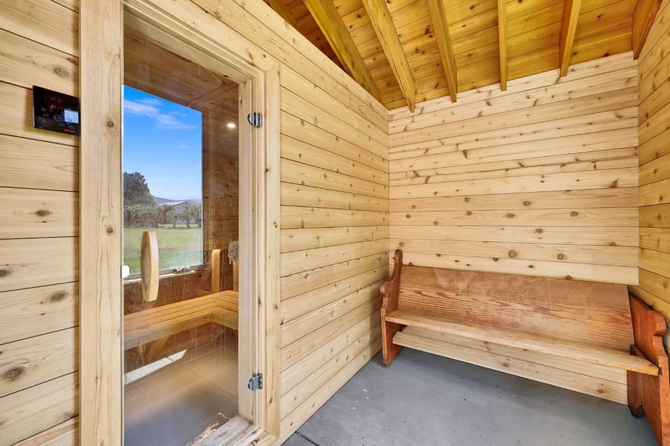 Luxurious Lake-View Retreat in Historic Old Huntsville Spa Sauna Hot Tub Heated Driveway House in Huntsville