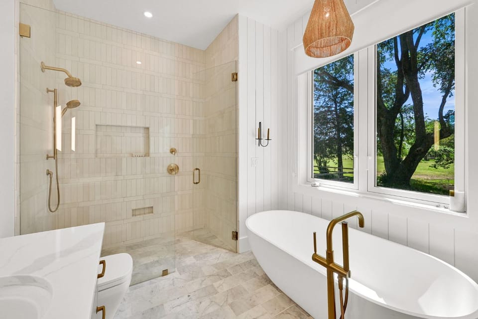 Luxurious Lake-View Retreat in Historic Old Huntsville Spa Sauna Hot Tub Heated Driveway House in Huntsville