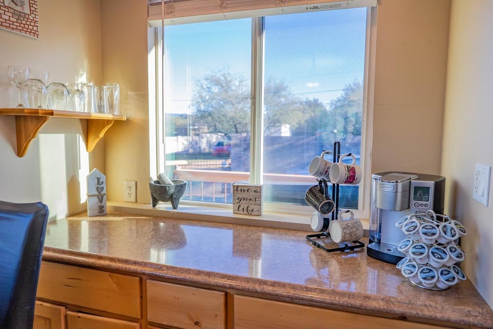 Day, Coffee/tea facilities, Kitchen or kitchenette, Street view, furniture, microwave