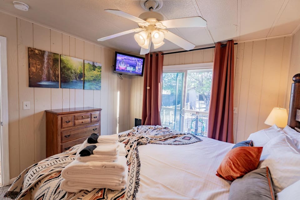 Bed, TV and multimedia, Balcony/Terrace, Bedroom, furniture, towels