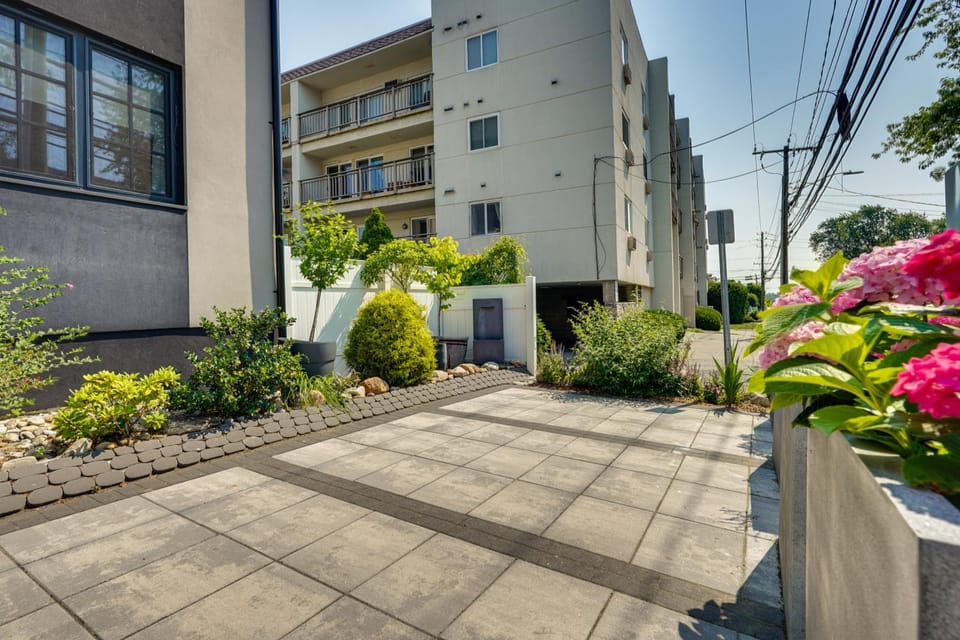 Walk to Dining & Marina! Modern Stamford Condo House in Stamford