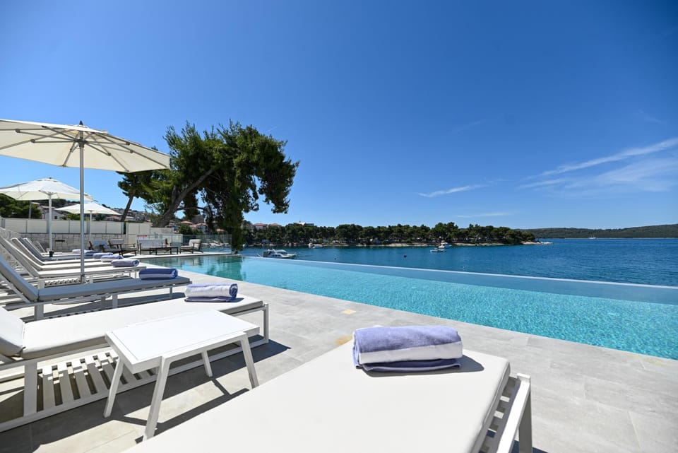 Pool view, Sea view, Swimming pool, sunbed