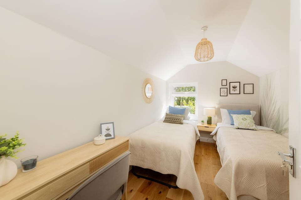 Newly Renovated 3-Bedroom Home with Parking & Shark View House in Oxford