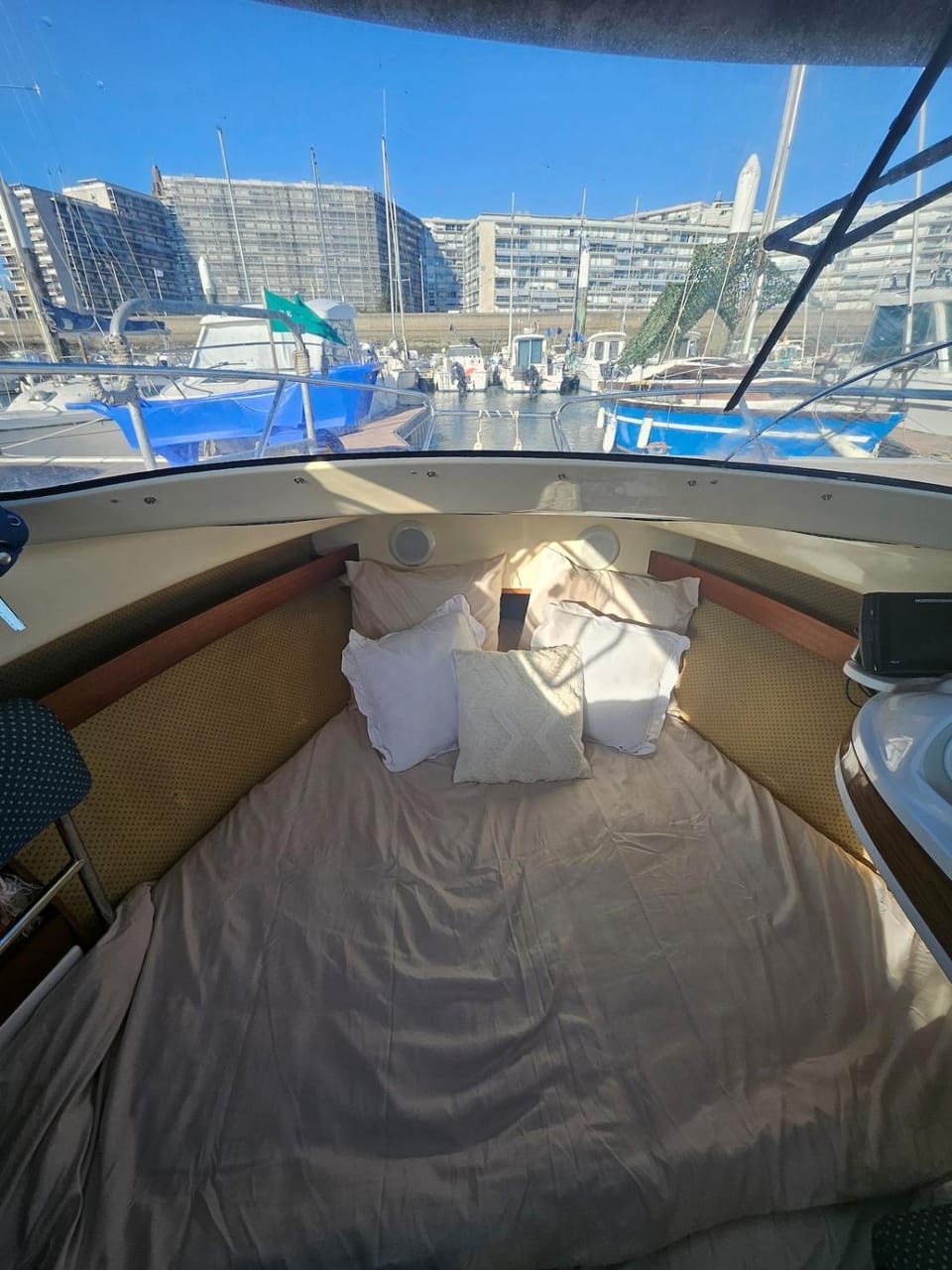 Bed, Bedroom, towels