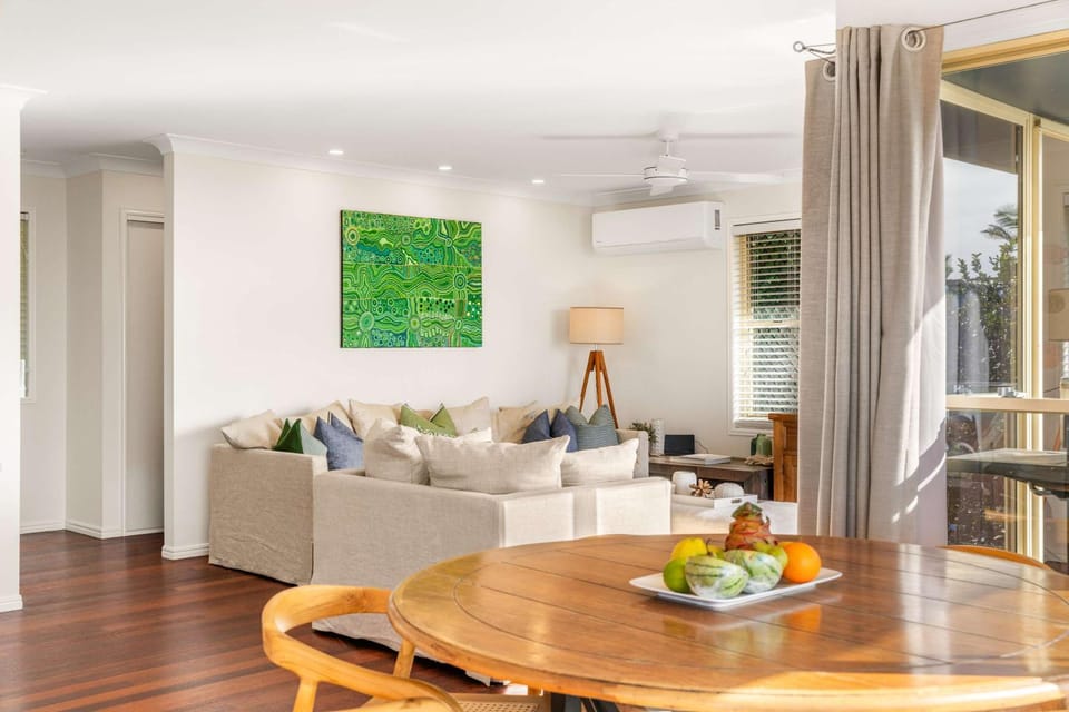 Living room, Seating area, air conditioner