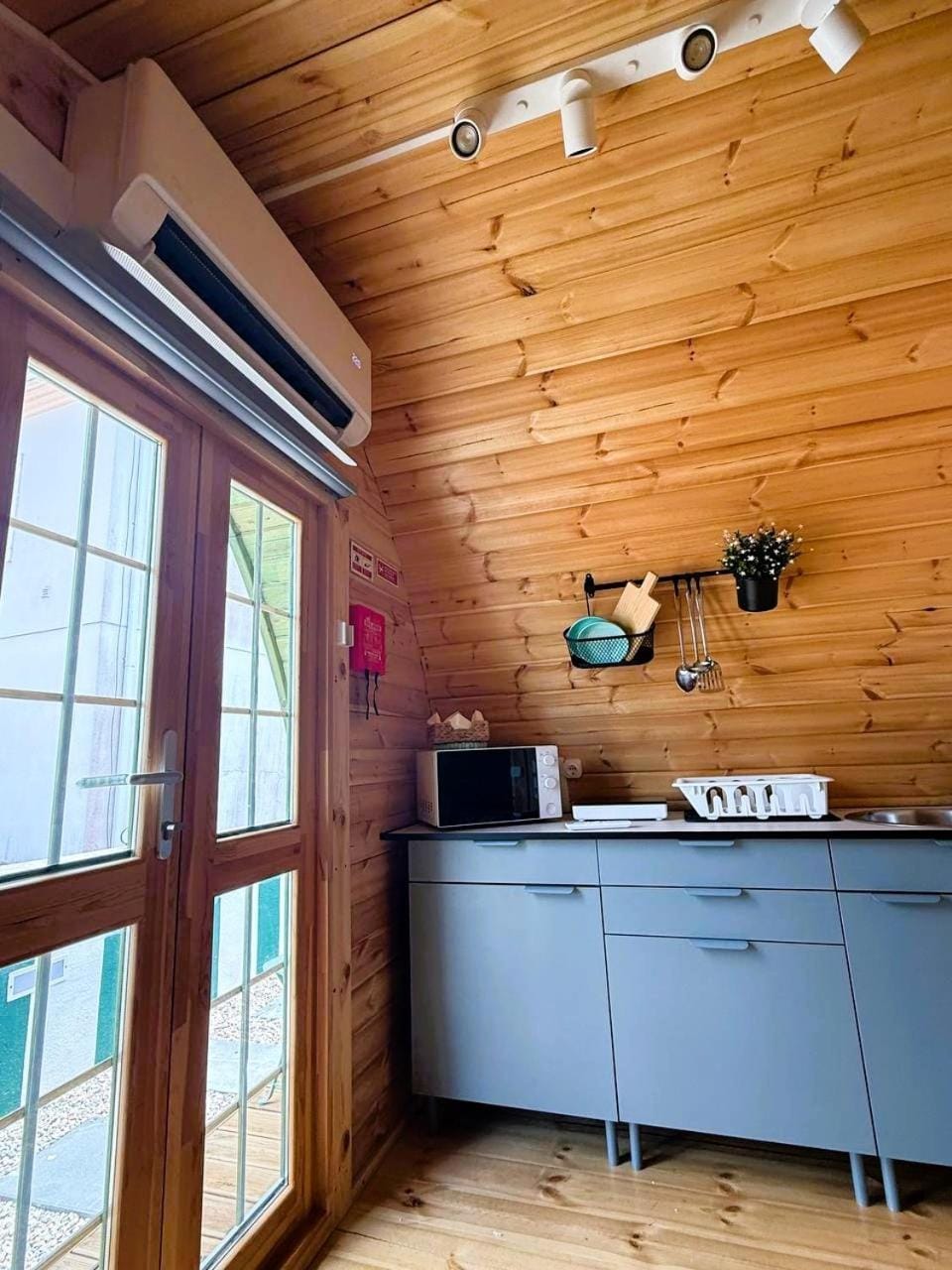 Kitchen or kitchenette, air conditioner