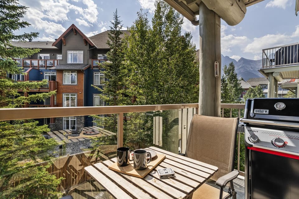 Quaint Canmore Basecamp Views Apartment in Canmore