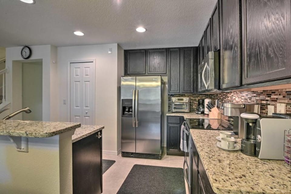 4 Bedroom Pool Home Minutes From Disney! House in Kissimmee
