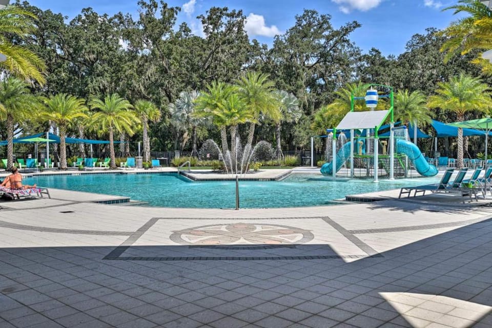 4 Bedroom Pool Home Minutes From Disney! House in Kissimmee