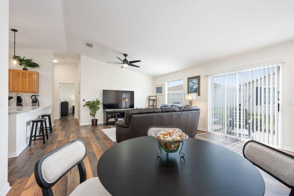 TV and multimedia, Living room, Seating area, Dining area, Evening entertainment