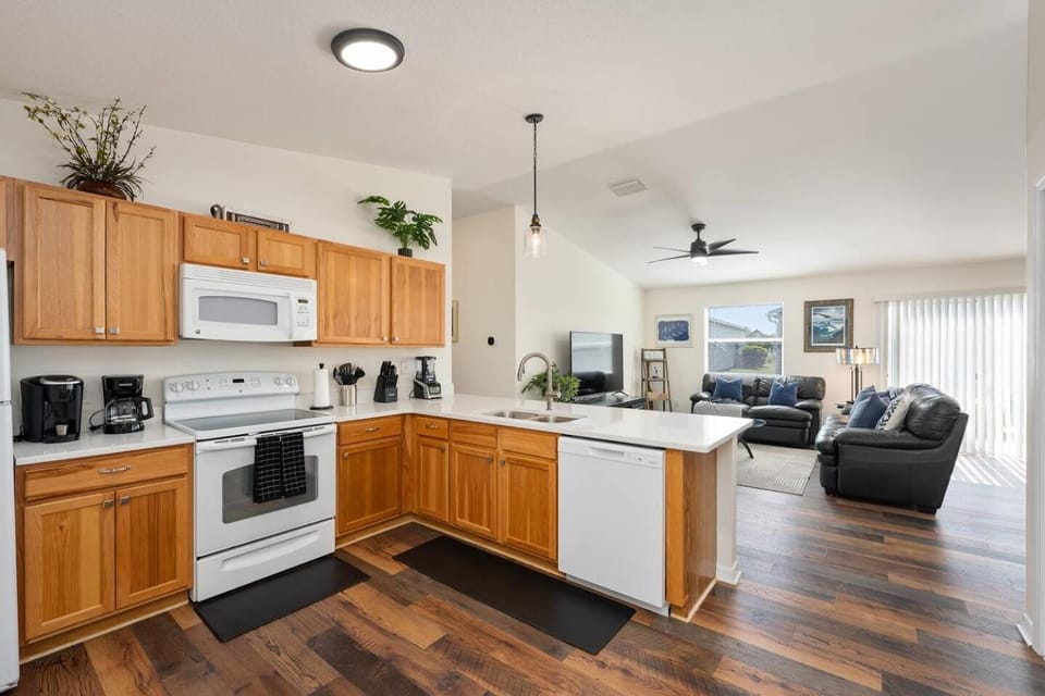 Kitchen or kitchenette, Living room, Seating area, dishwasher, oven, pet friendly, stove, toaster