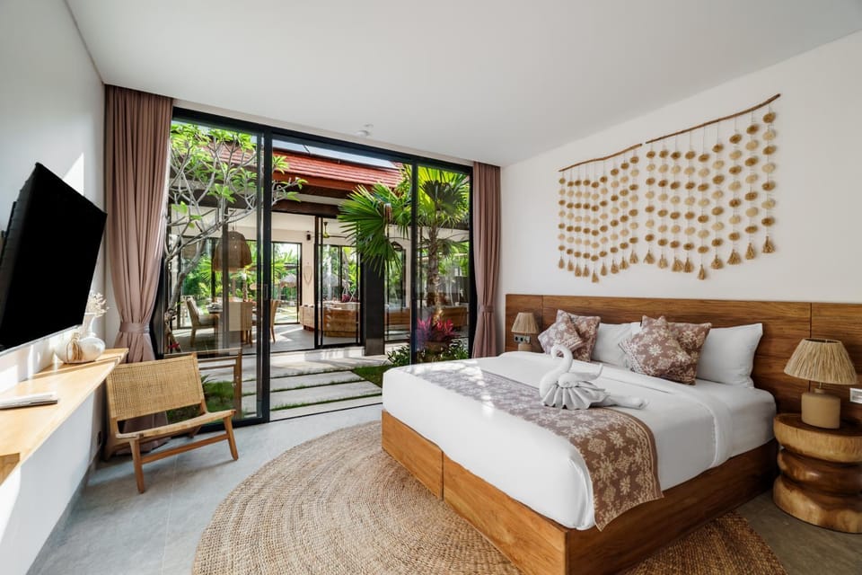 Bed, TV and multimedia, Bedroom