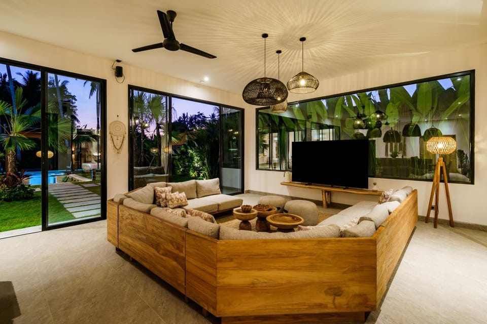 TV and multimedia, Living room, Seating area, Evening entertainment