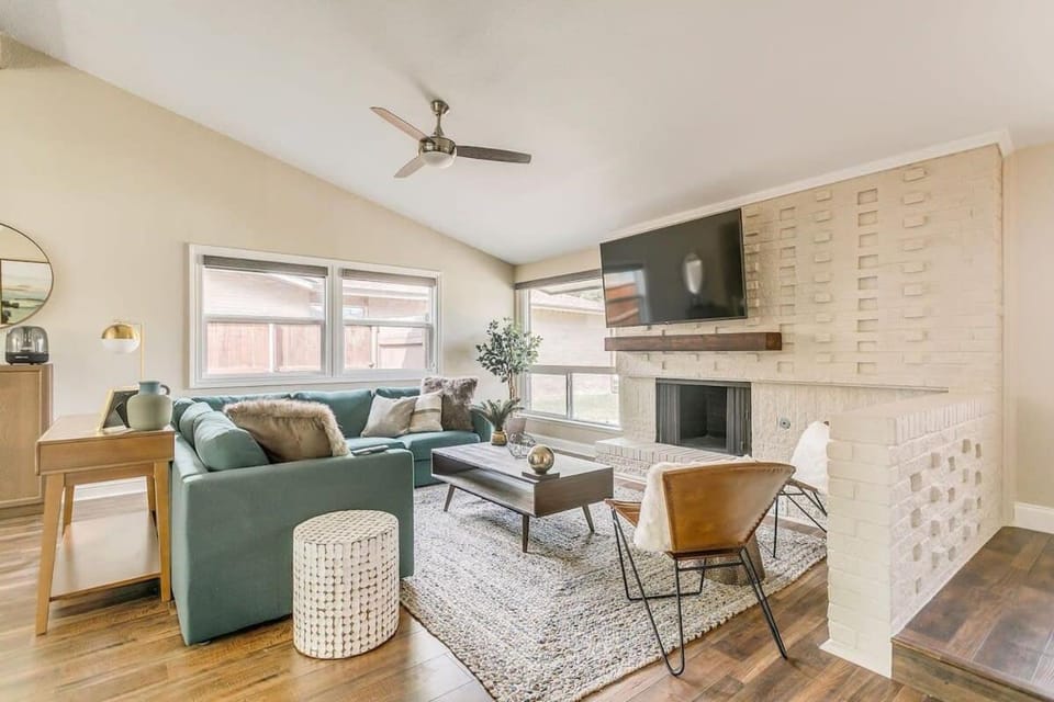 4-BD 3-BA Chic Timeless Elegance - 15 Mins to DT House in Farmers Branch