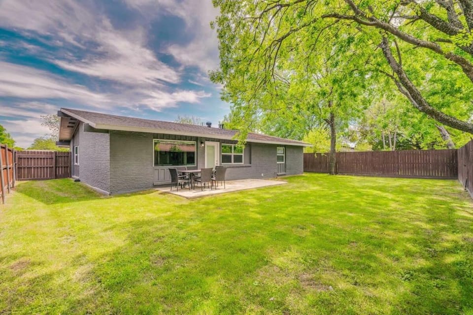 4-BD 3-BA Chic Timeless Elegance - 15 Mins to DT House in Farmers Branch