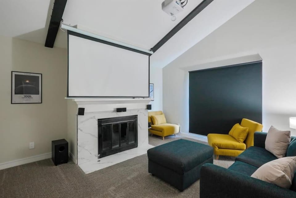 Perfect Getaway Home w Pool Jacuzzi Cinema Room House in Pennsylvania