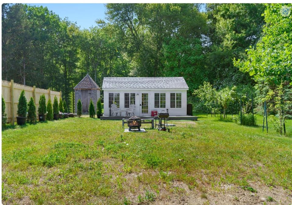 Lakefront Guesthouse w Sunrise View Dock Bed and Breakfast in Stonington