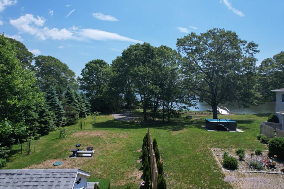 Lakefront Guesthouse w Sunrise View Bed and Breakfast in Stonington
