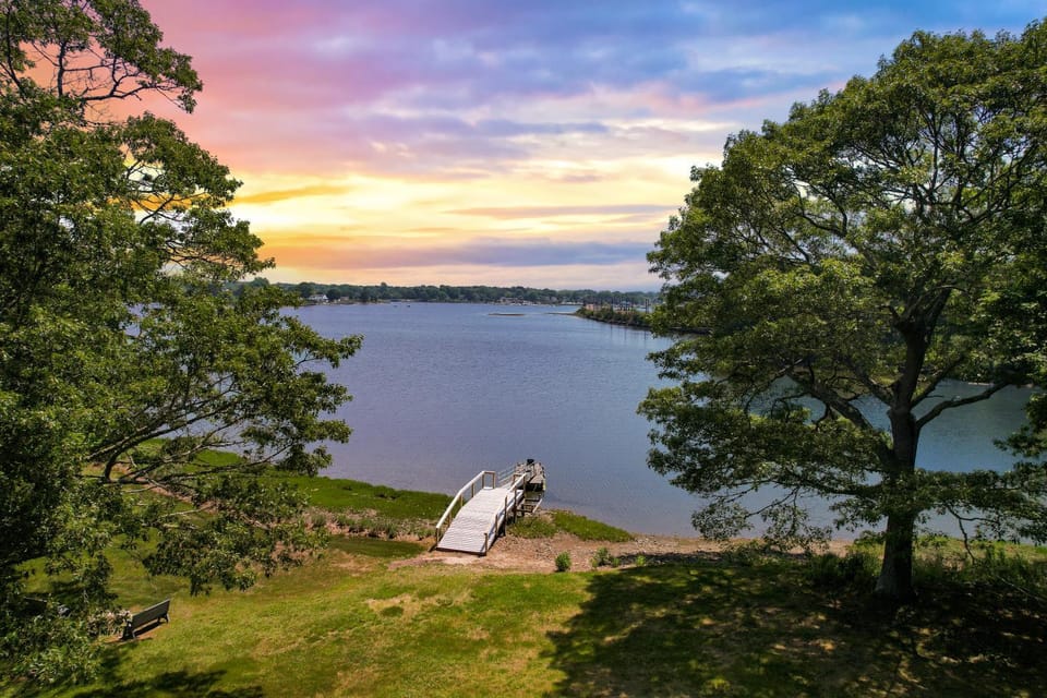 Lakefront Guesthouse w Sunrise View Bed and Breakfast in Stonington