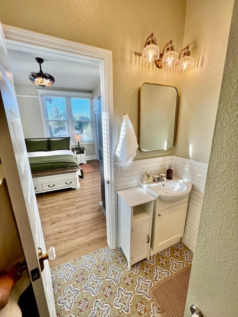 Luxury Downtown Studio 2 Blocks to the Square Apartment in Prescott