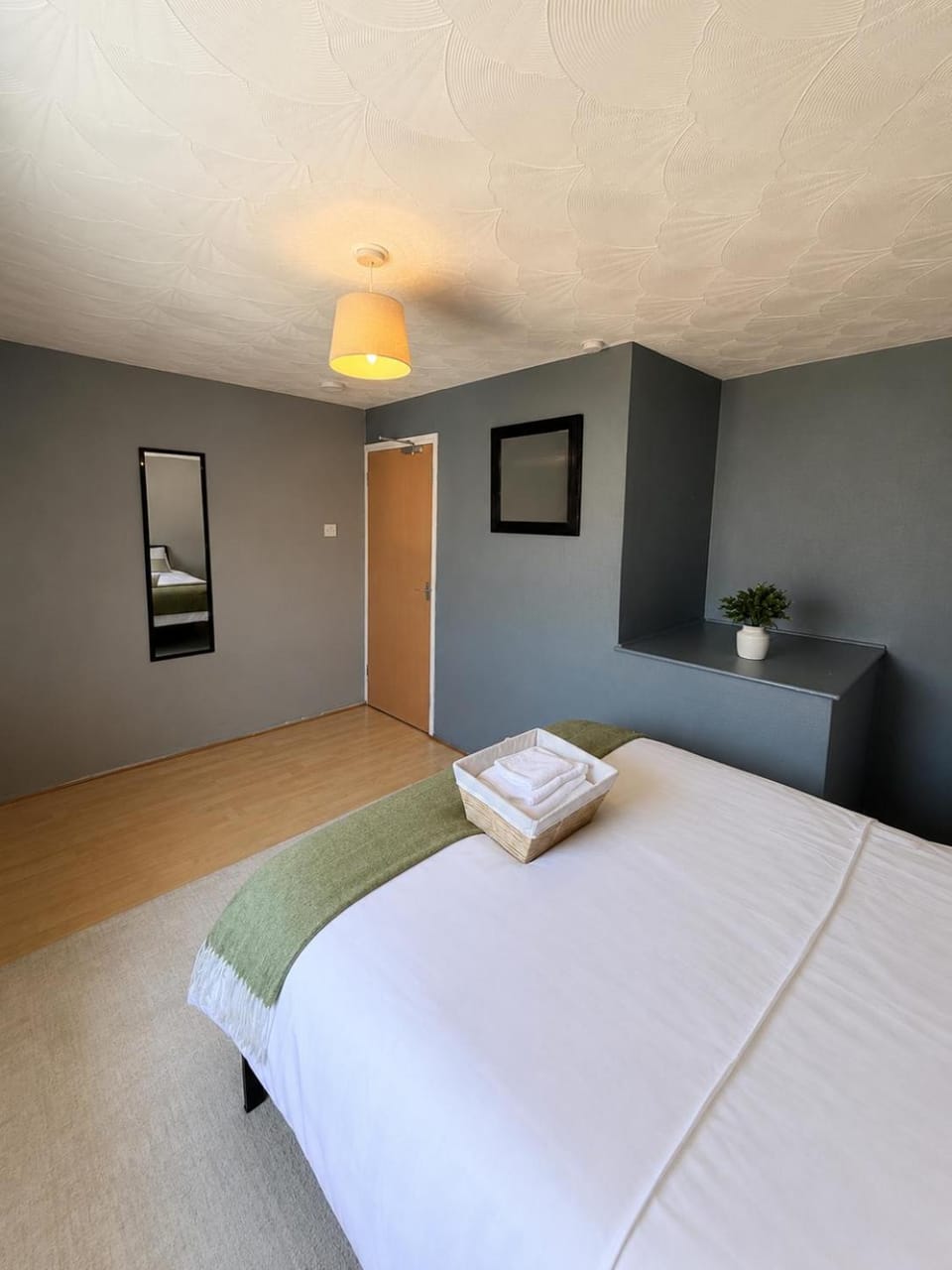 Photo of the whole room, towels