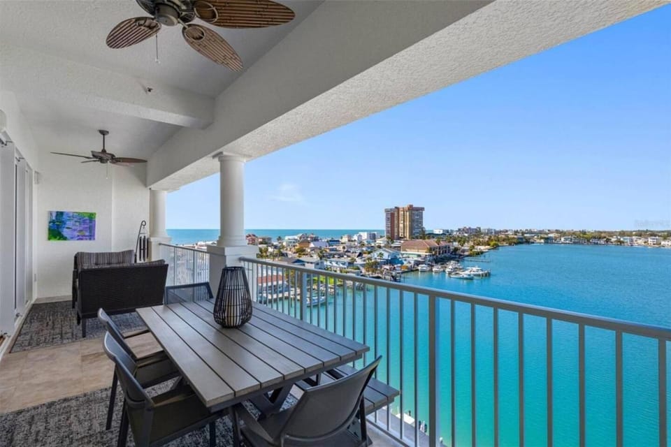 Executive penthouse in Redington Shores Apartment in North Redington Beach