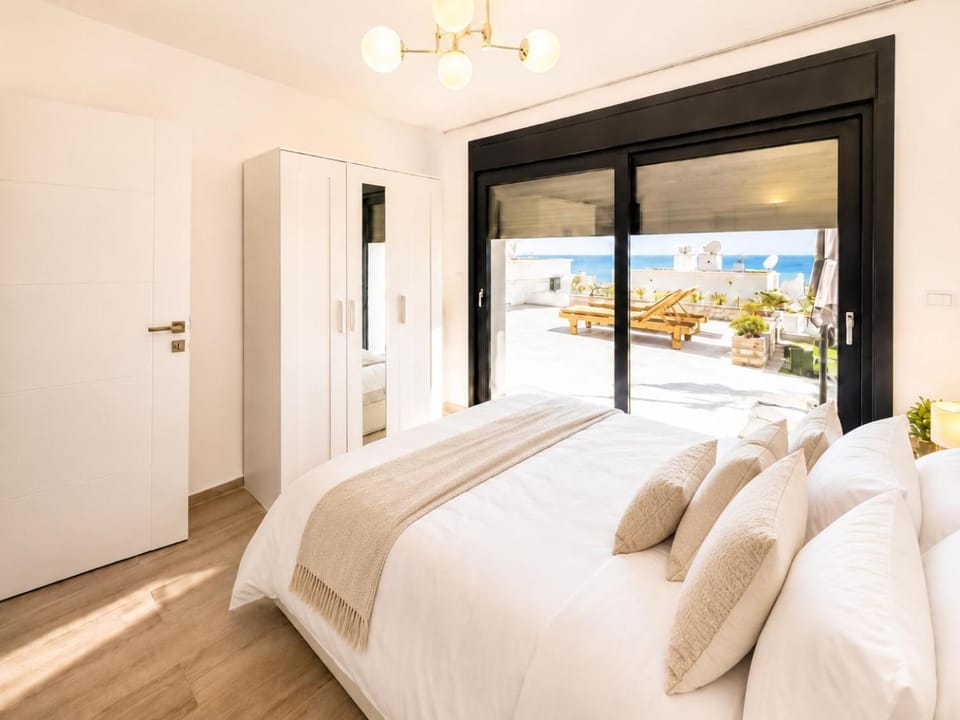 Bed, Natural landscape, Photo of the whole room, Bedroom, towels