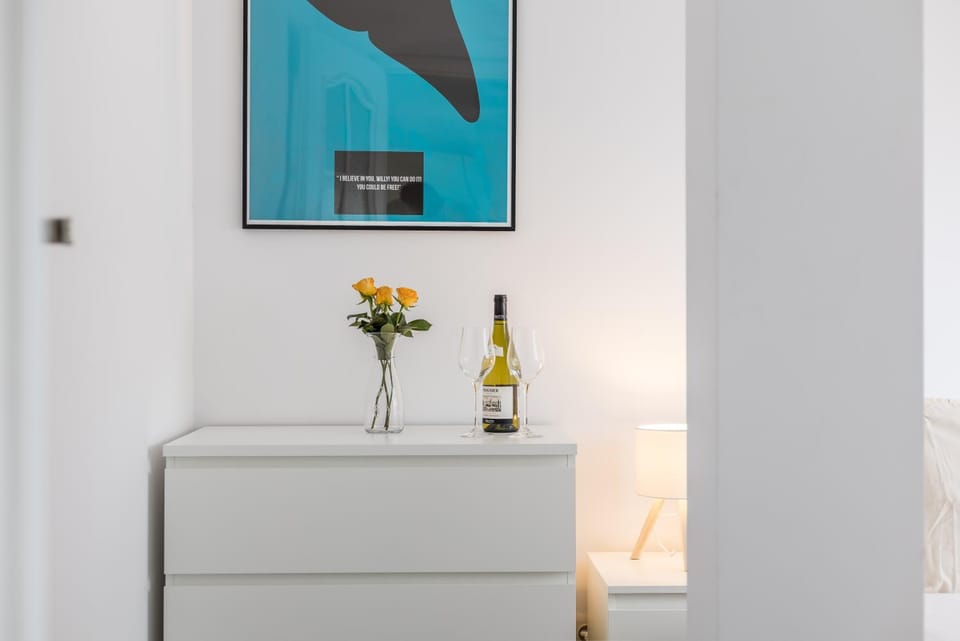 Bed, Food and drinks, Photo of the whole room, Bedroom