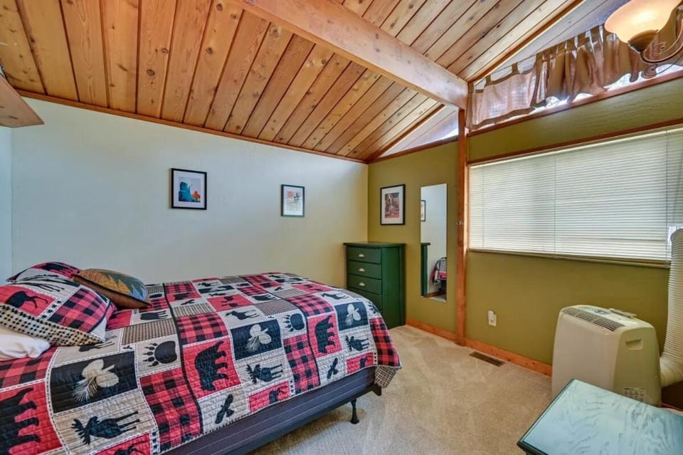 Bed, Bedroom, air conditioner