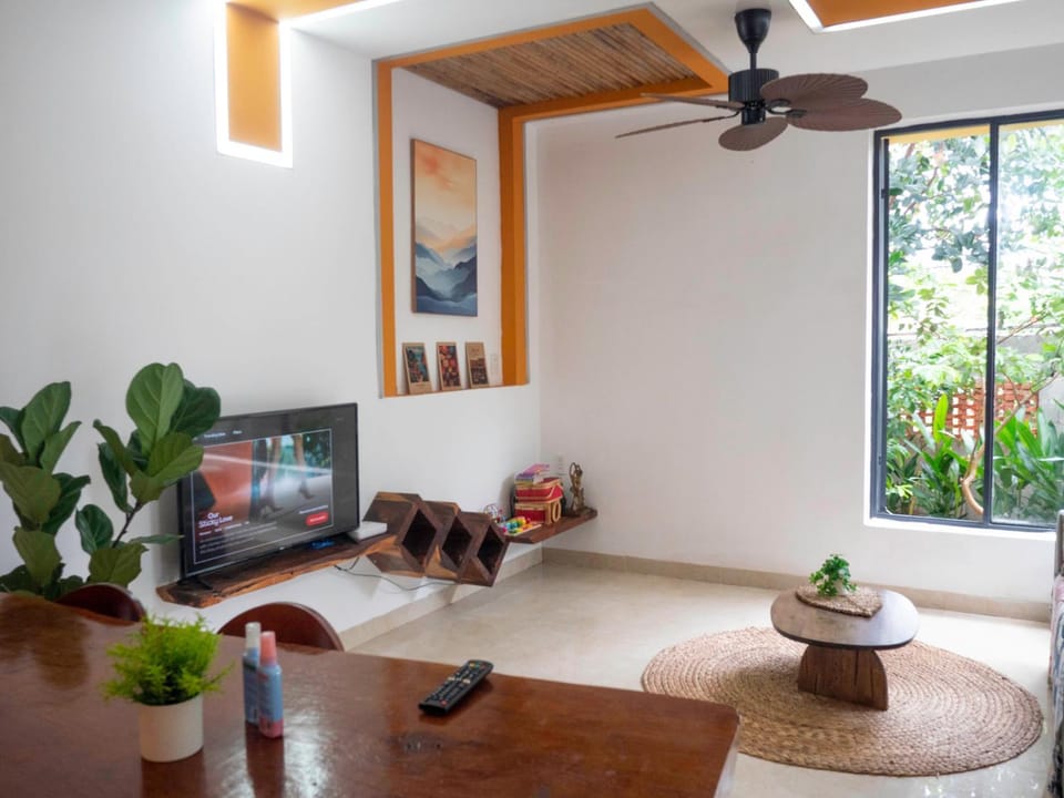 TV and multimedia, Living room, Seating area, fireplace
