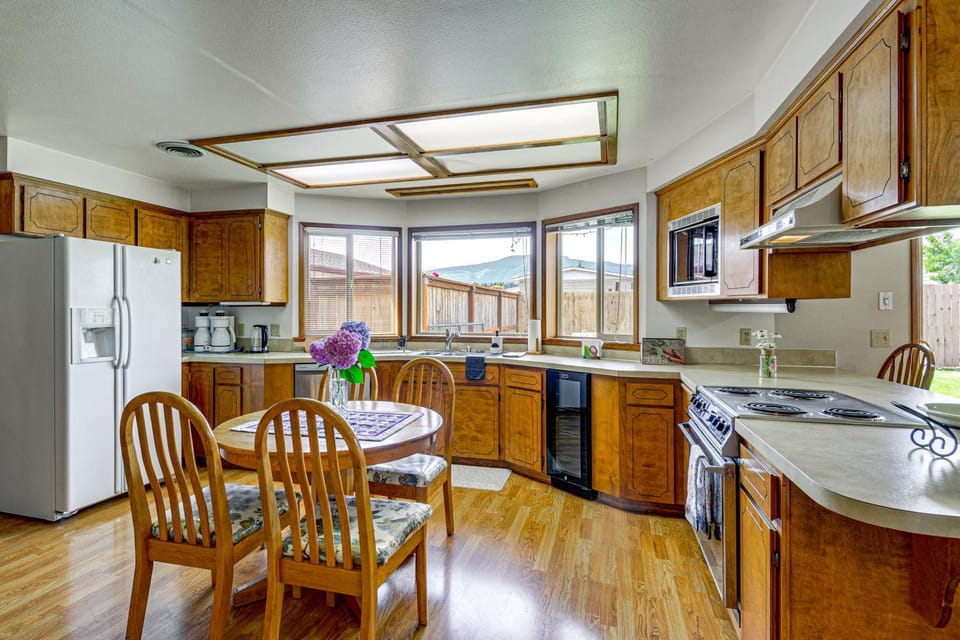 2-Unit Family Combo, Walk to Downtown Sequim! House in Sequim