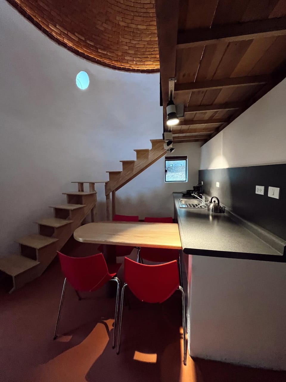 Kitchen or kitchenette, Dining area