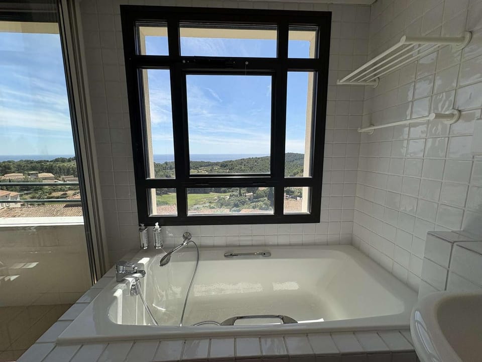 Appartement avec clim, vue mer - 6 pers. - FR-1-845-41 Apartment in La Cadière-d'Azur