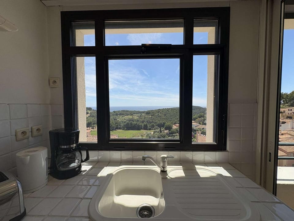 Appartement avec clim, vue mer - 6 pers. - FR-1-845-41 Apartment in La Cadière-d'Azur