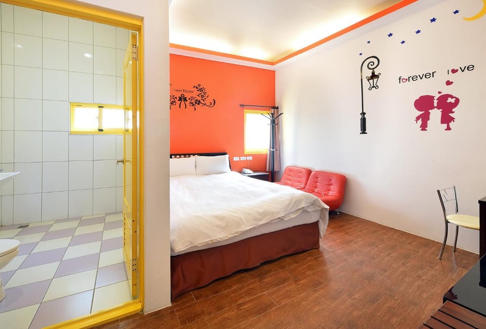 Photo of the whole room, Decorative detail, bunk bed