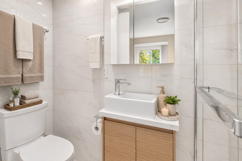 Quiet West End 2BR Close to Dining and Shopping Apartment in Vancouver