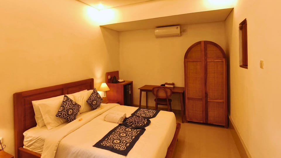 Bed, Bedroom, wardrobe, air conditioner