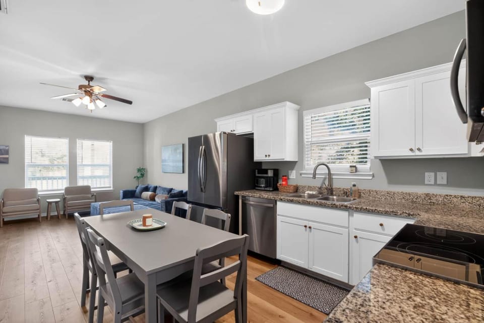 Merchants Quarter 4BR Pet Friendly Beach Gear Propane BBQ House in Galveston Island