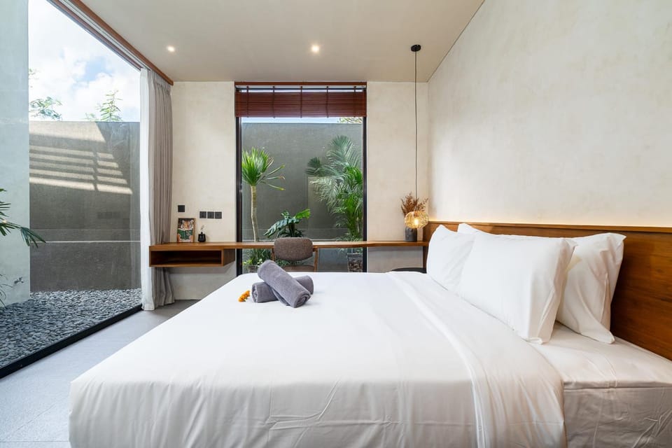 Bed, Photo of the whole room, Bedroom, towels